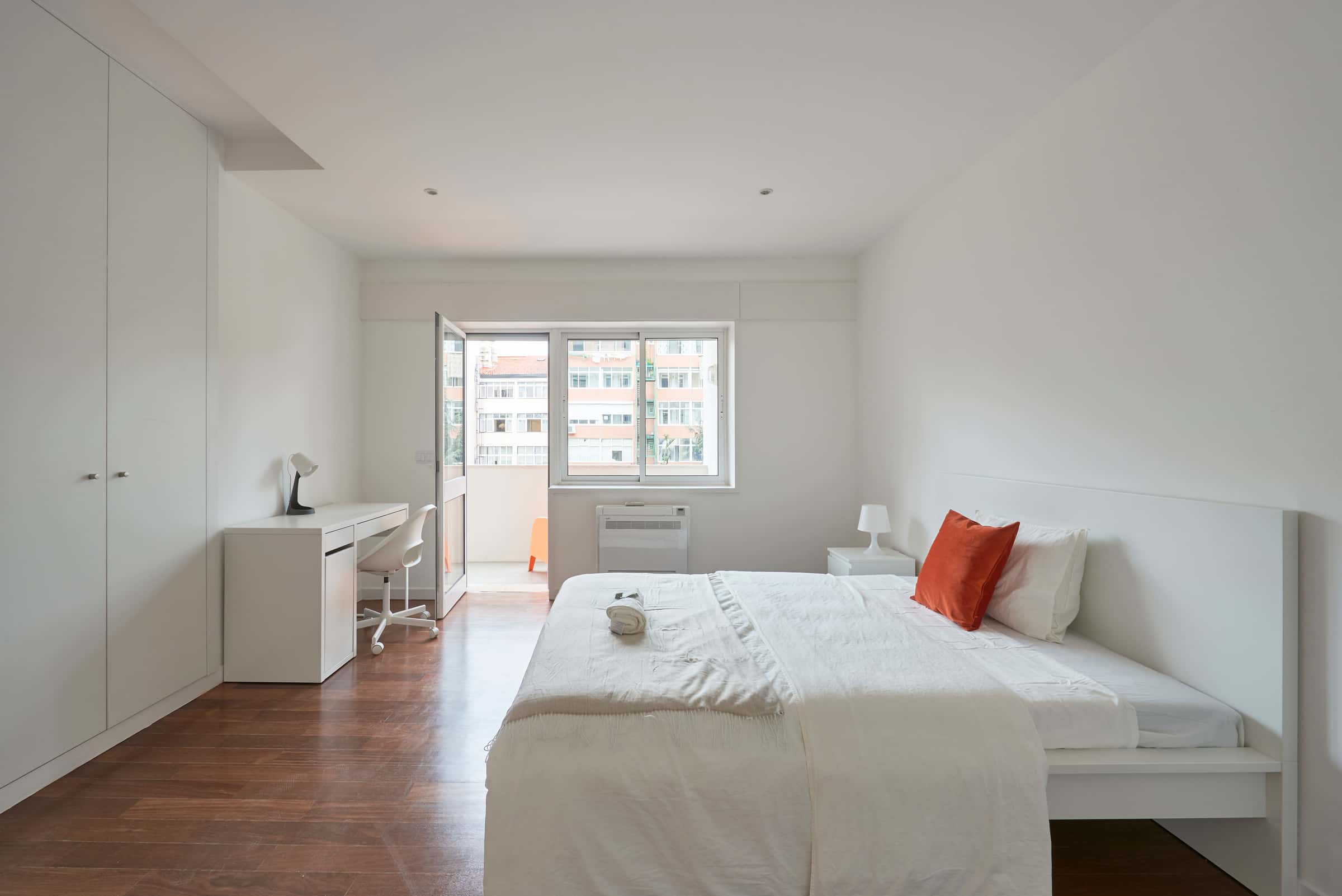 Bedroom with private balcony in a 7-Bedroom Apartment in Av. da República, Lisbon - Room 7
