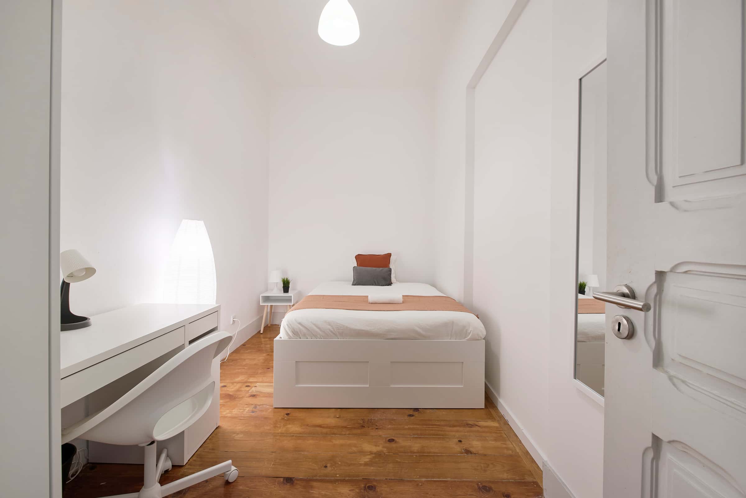 Interior bedroom in a 8-Bedroom Apartment in Rua Chaby Pinheiro, Lisbon - Room 6