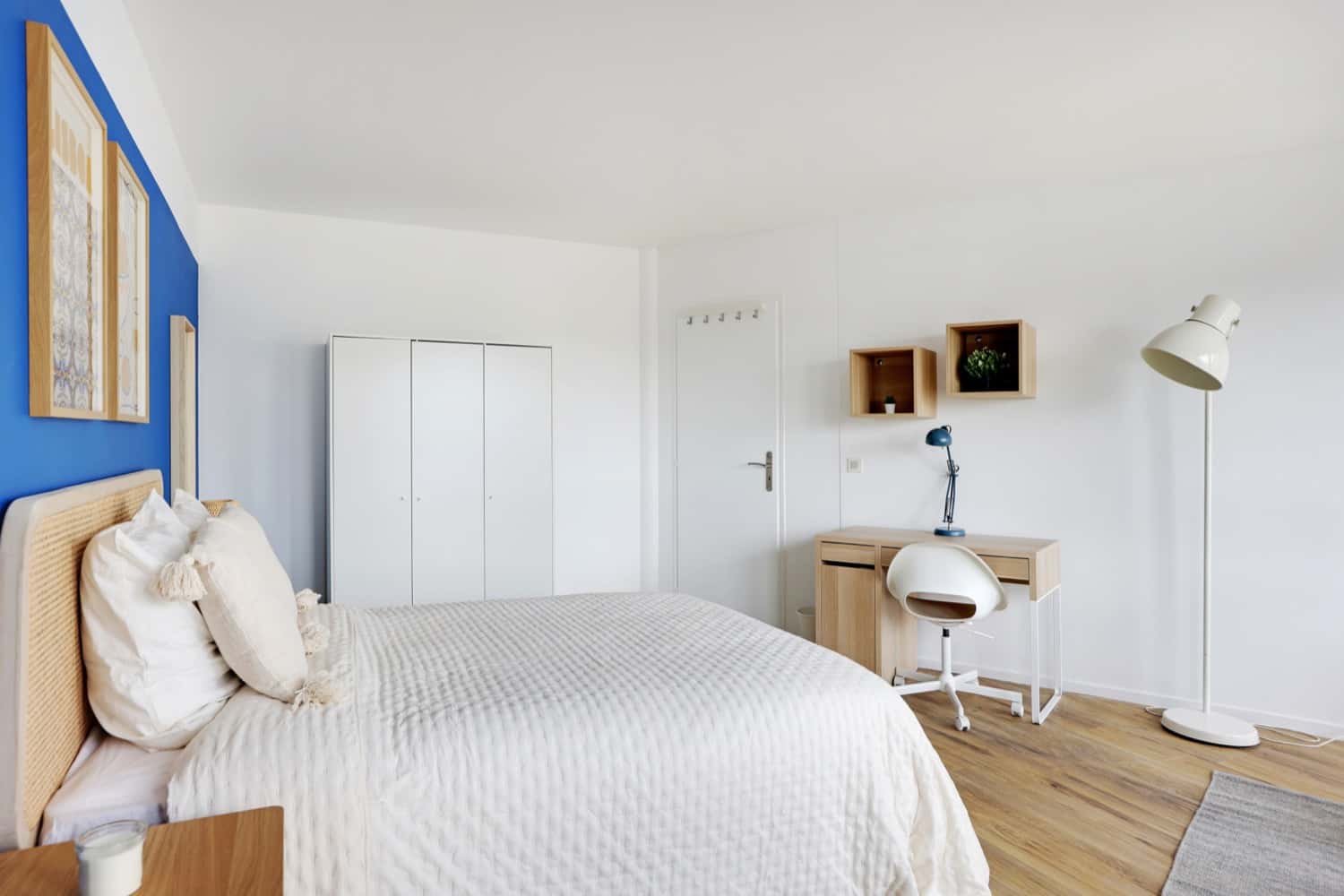 Move into this wide 19 m² bedroom