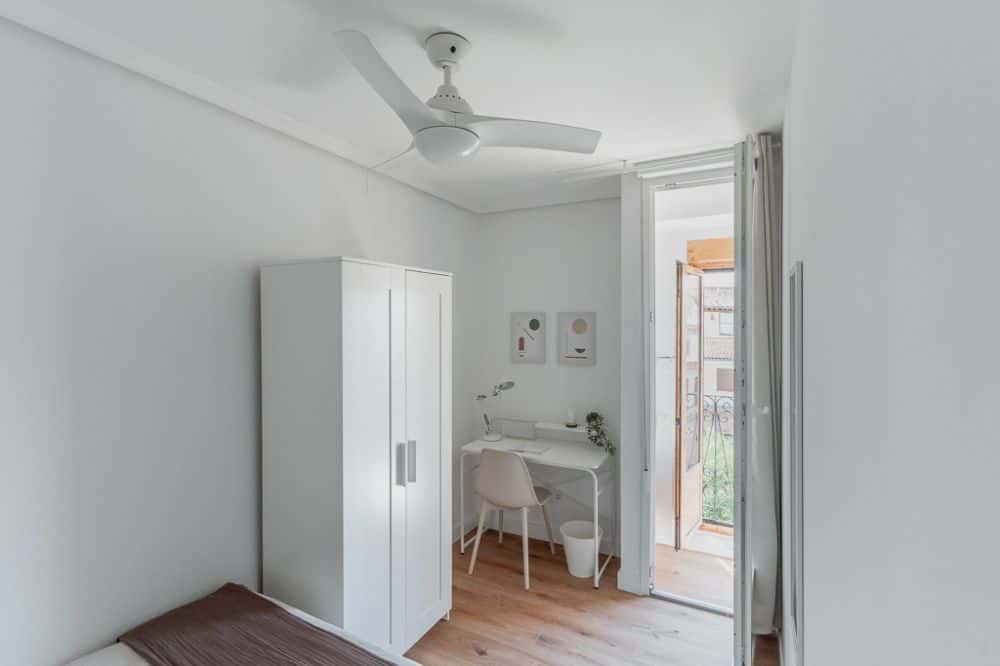 Habitación luminosa con balcón en la calle Redondilla