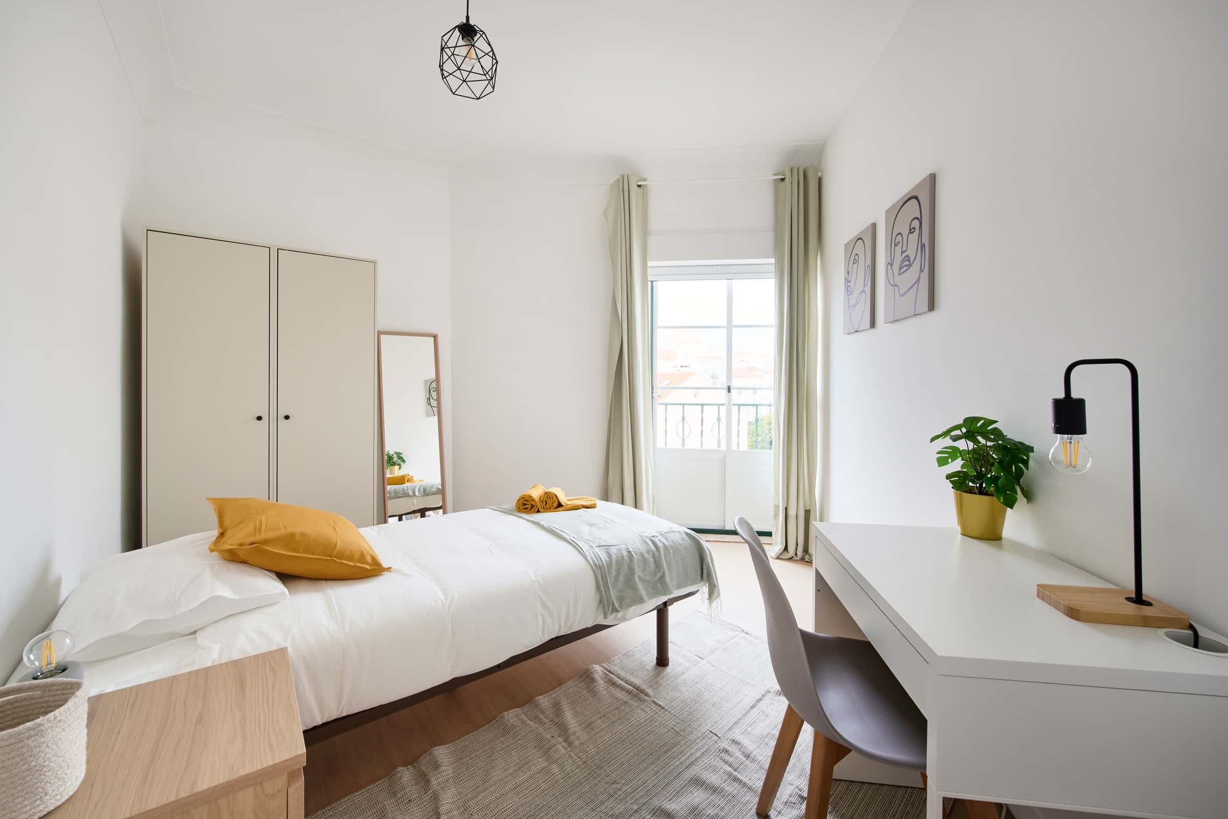 Bedroom in a 9-bedroom apartment in Rua Morais Soares, Lisbon - Room 6