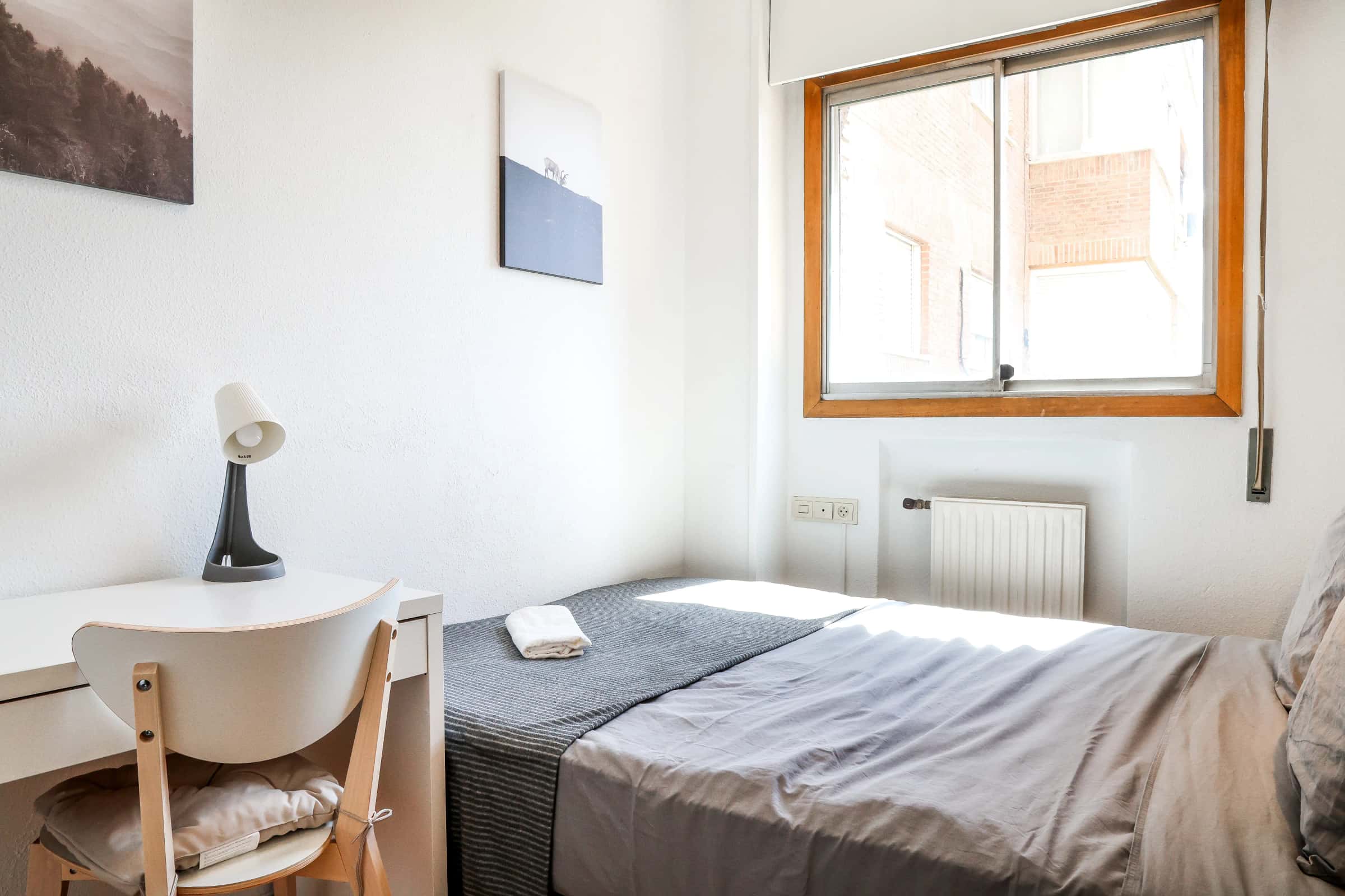 Chambre dans Calle de Santiago de Compostela, Madrid pour 120 m² avec 6 chambres