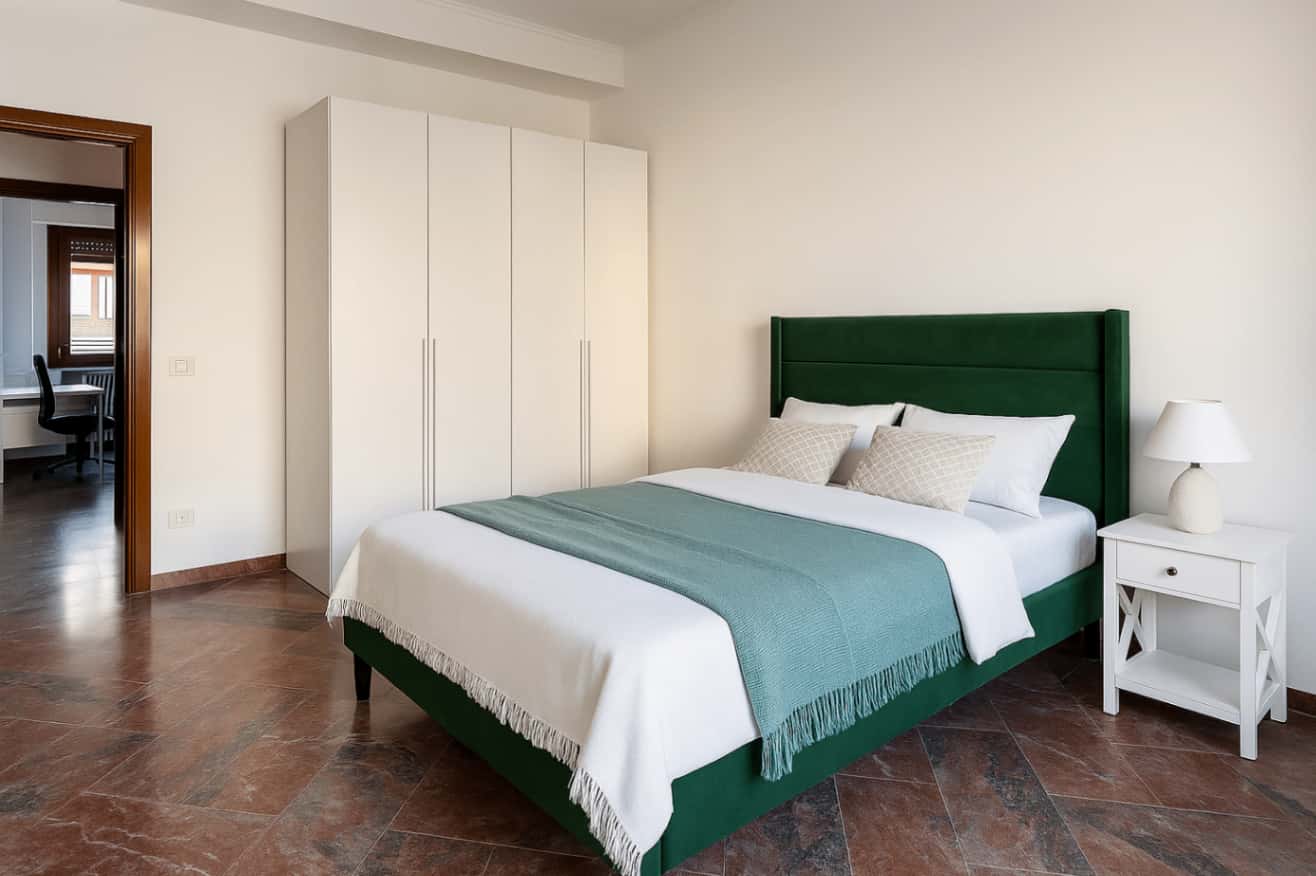 Ampia stanza con balcone e area relax