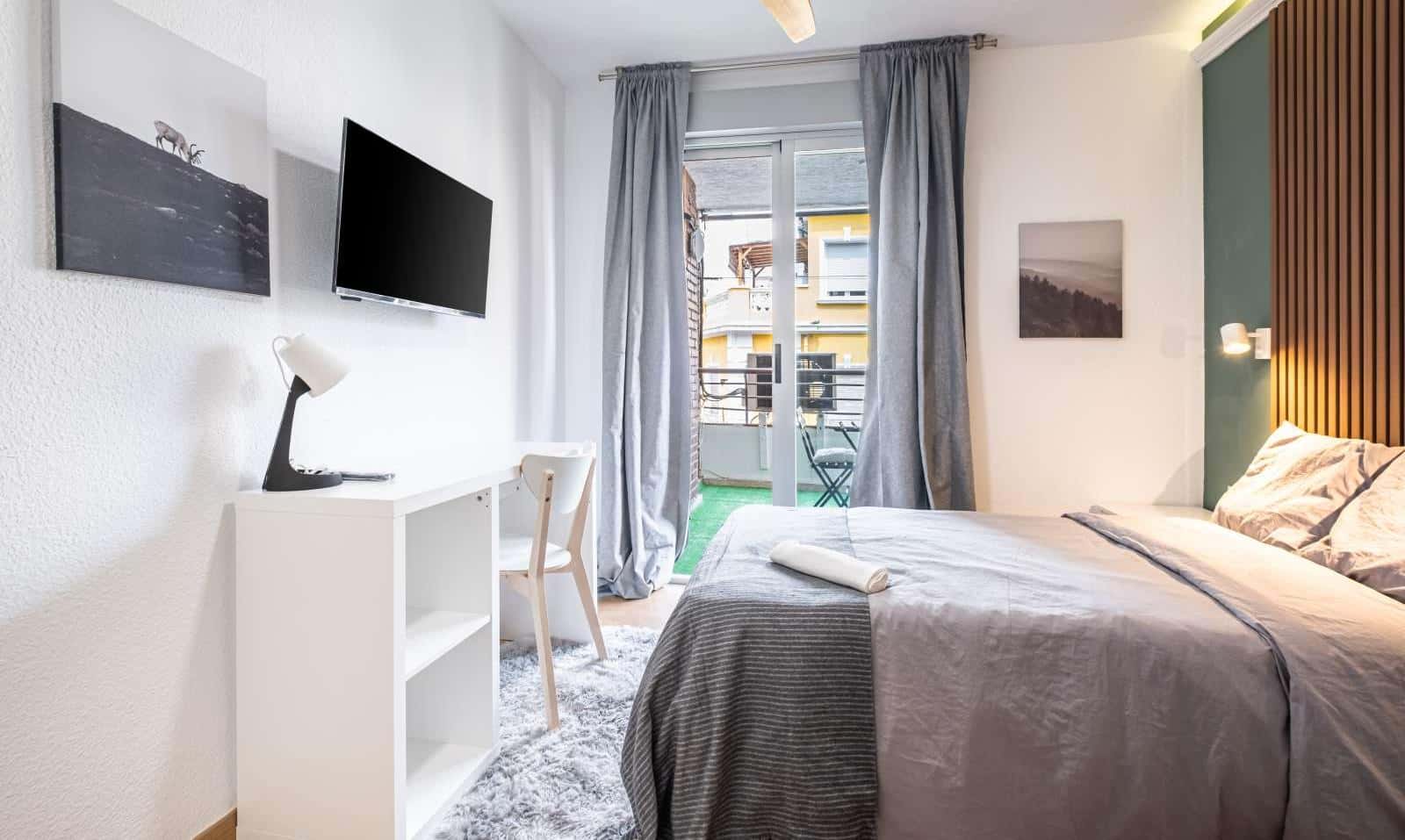 Double bed in Room in a shared 5-bedroom apartment for rent in Alicante, furnished