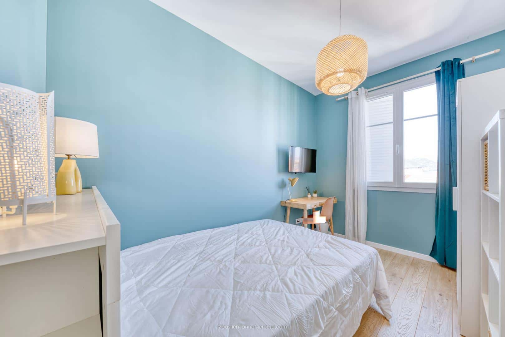 Chambre 2 - CHATEAUNEUF F