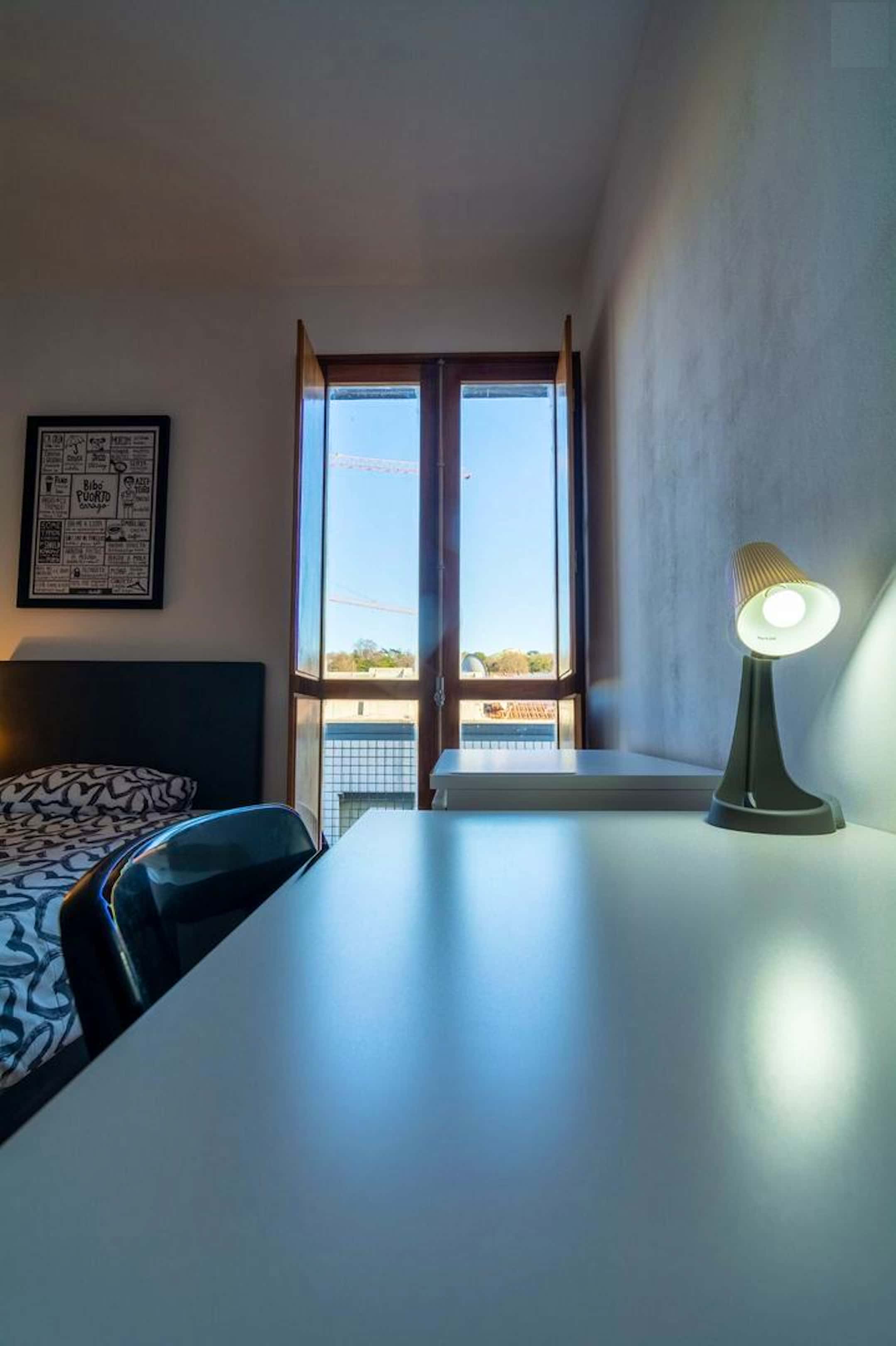 Single room with balcony in a 5-bedroom apartment in Rua de Salgueiro Maia, Porto