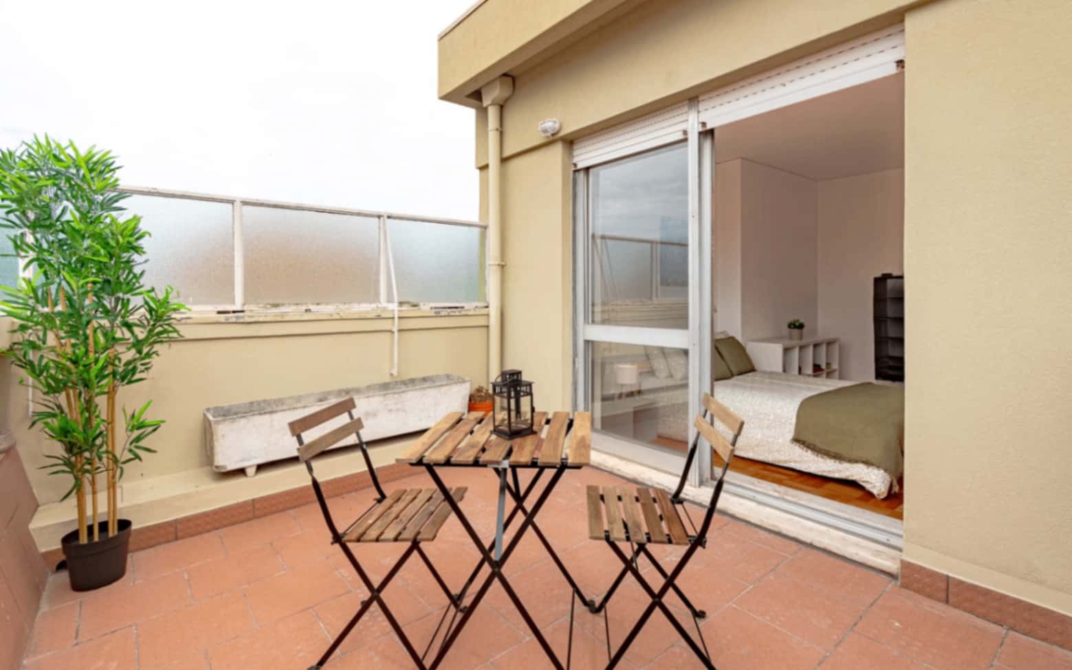 Double room with private terrace in a 4-bedroom apartment in Rua das Artes Gráficas, Porto - Room 3