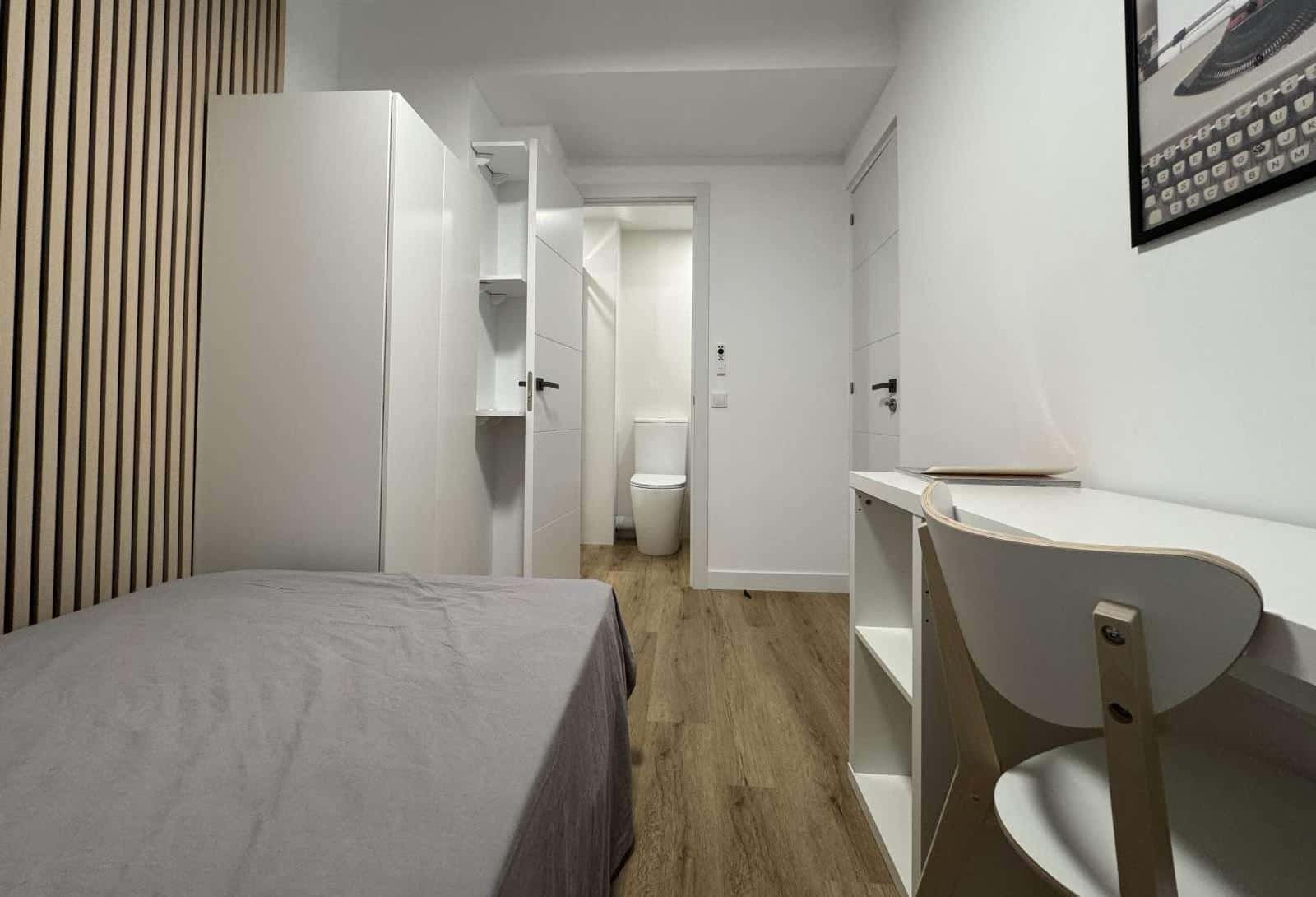 Double bed in Rooms for rent in the center of Madrid