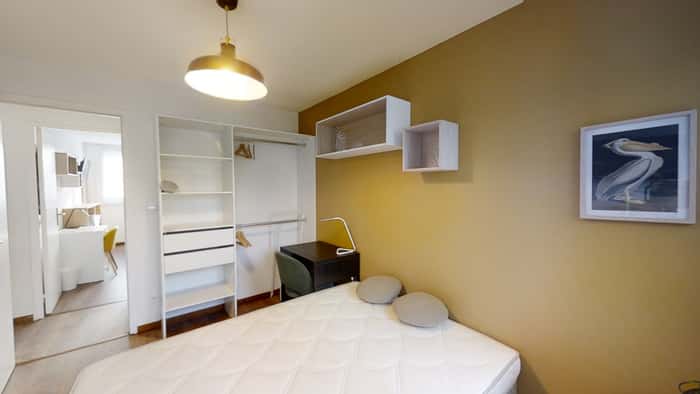 Listing photo thumbnail