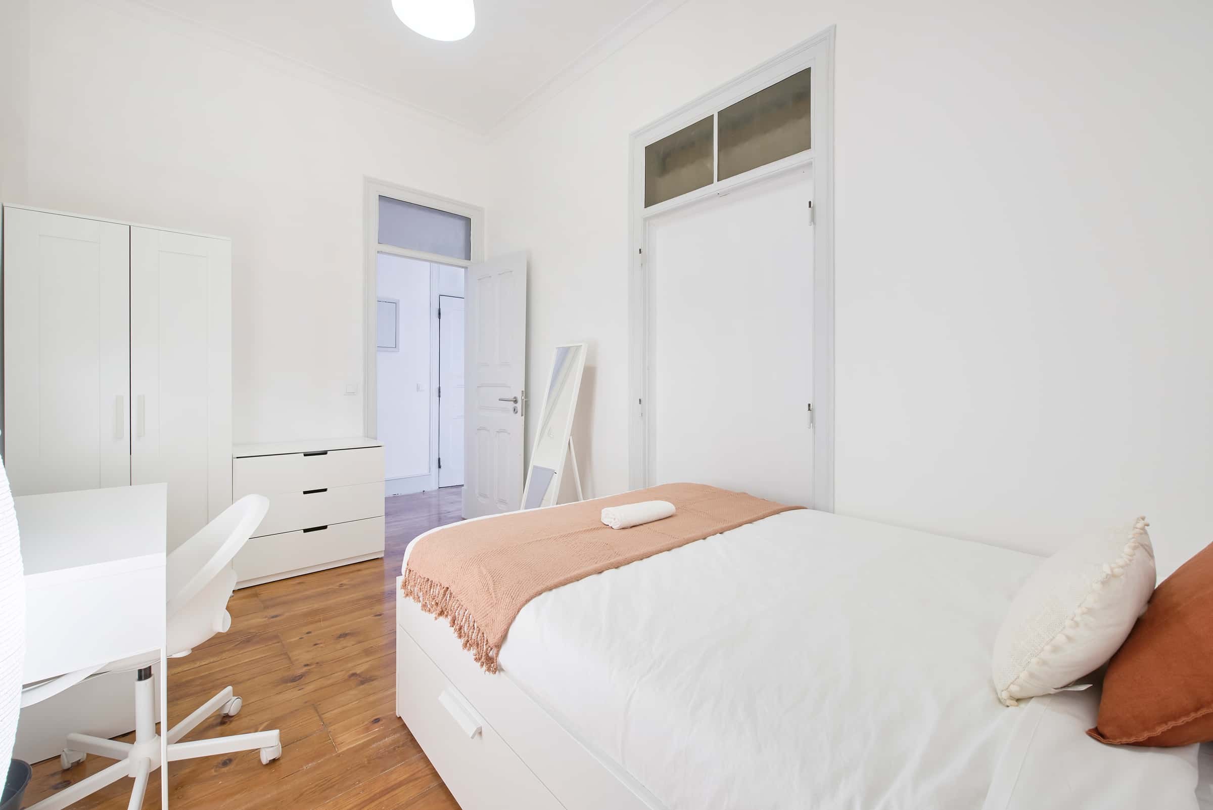 Interior bedroom in a 8-Bedroom Apartment in Rua Chaby Pinheiro, Lisbon - Room 5