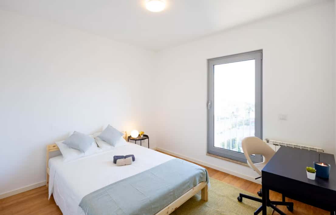 Bedroom in a 5-bedroom apartment in R. Jangada de Pedra, Lisbon - Room 1