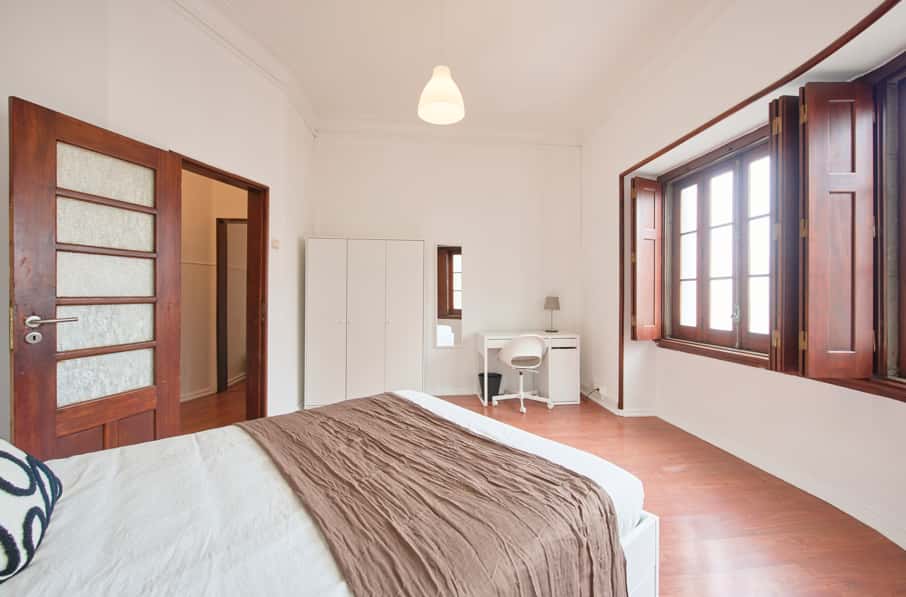 Bedroom in a 11-Bedroom Apartment in Rua de Buenos Aires, Lisbon - Room 8