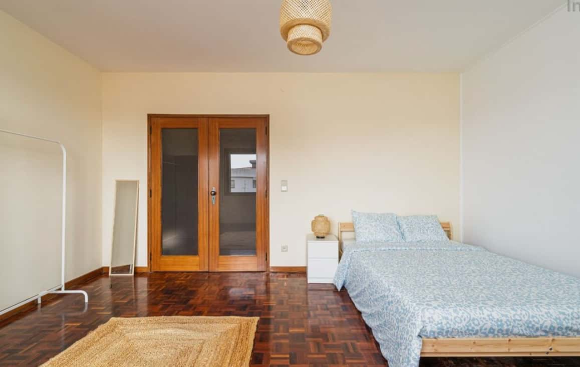 Room in a 5-bedroom apartment in Rua do Campo Alegre, Porto
