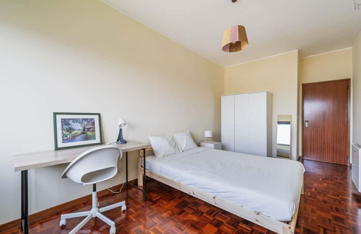 Room in a 5-bedroom apartment in Rua do Campo Alegre, Porto