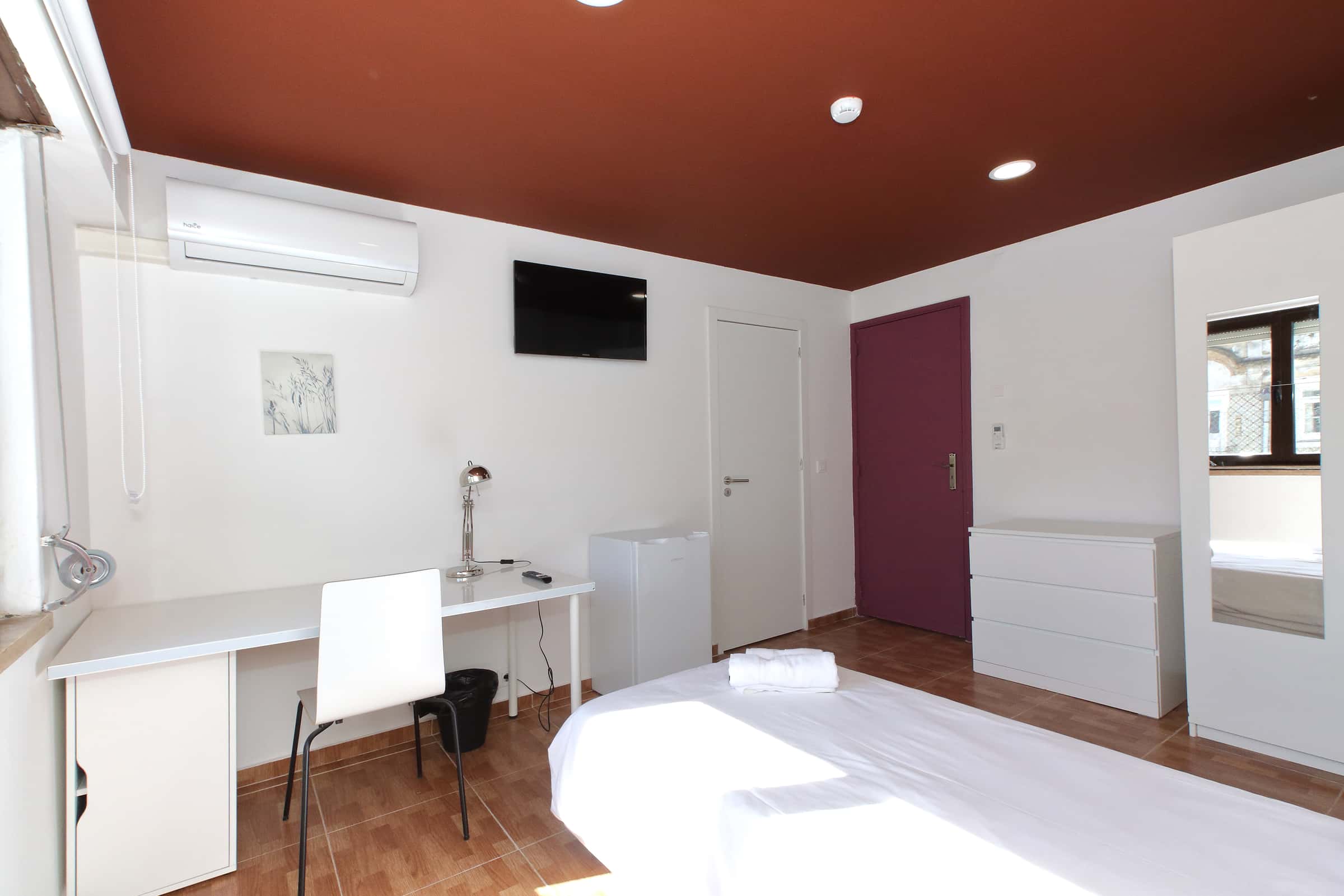 En-suite Room in Rua Ferreira Lapa, Lisbon (Students only)