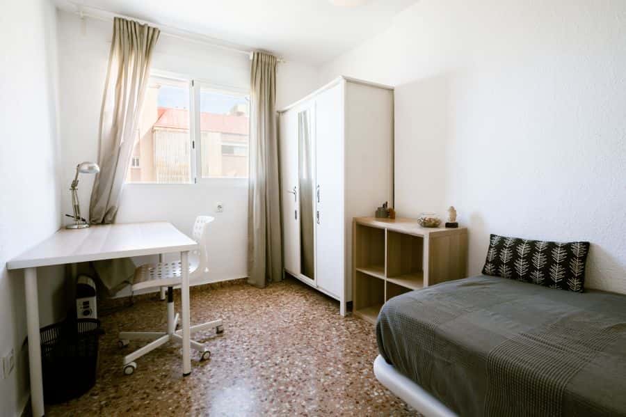 Habitación en piso de 5 habitaciones en Algirós