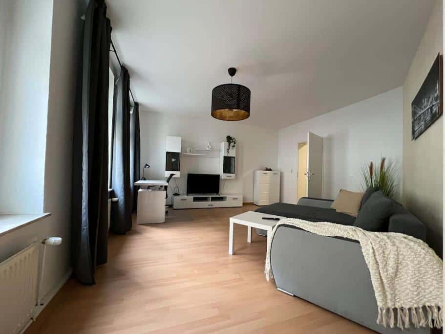 Quiet Yet Central – 2-Room Apartment in Lively Alt­lin­denau