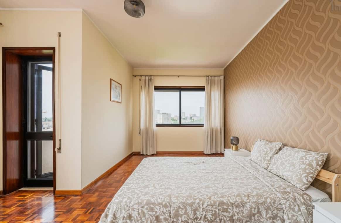 Room in a 5-bedroom apartment in Rua do Campo Alegre, Porto (private bathroom, private balcony)