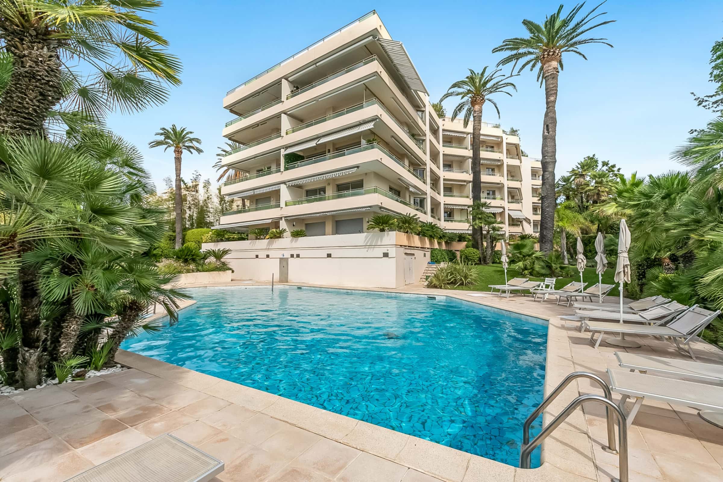 Moure Rouge - Close To The Beach