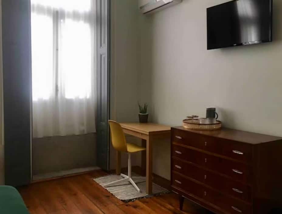 Comfortable room with private bathroom in Rua Barros Lima, Porto