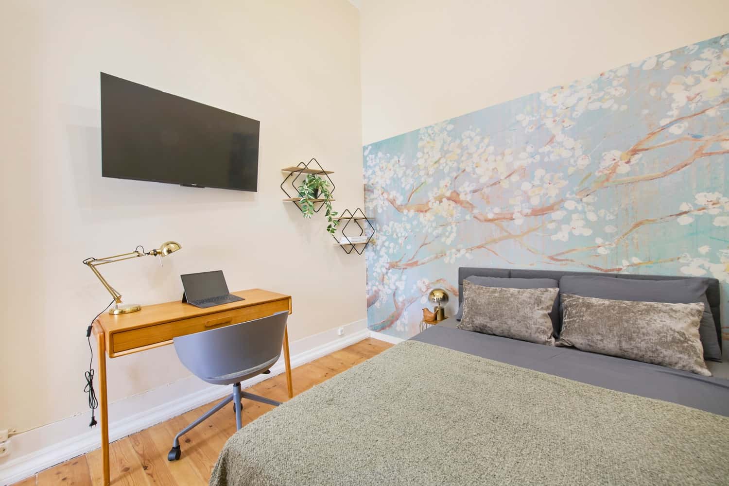 Room 8 - 91. Largo Vitorino Damasio 2 1D