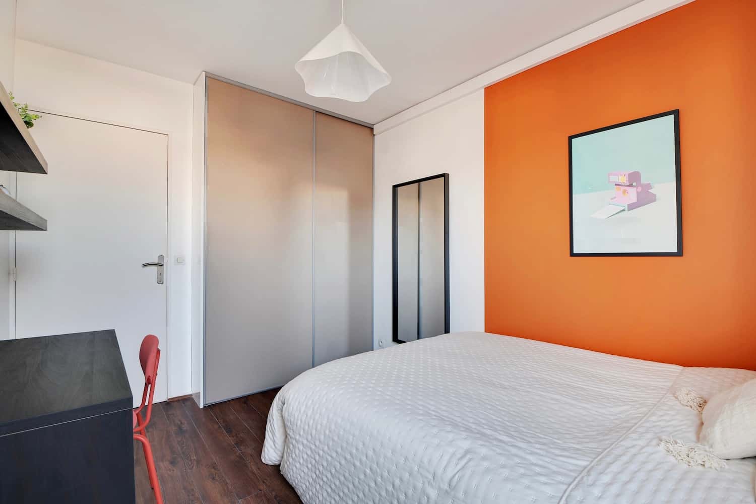 Move into this vibrant 10 m² room