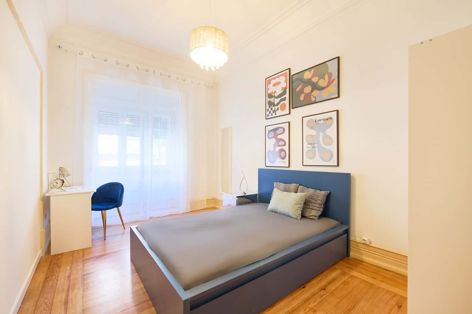 Room 2 - 71. Avenida Álvares Cabral 28 1E