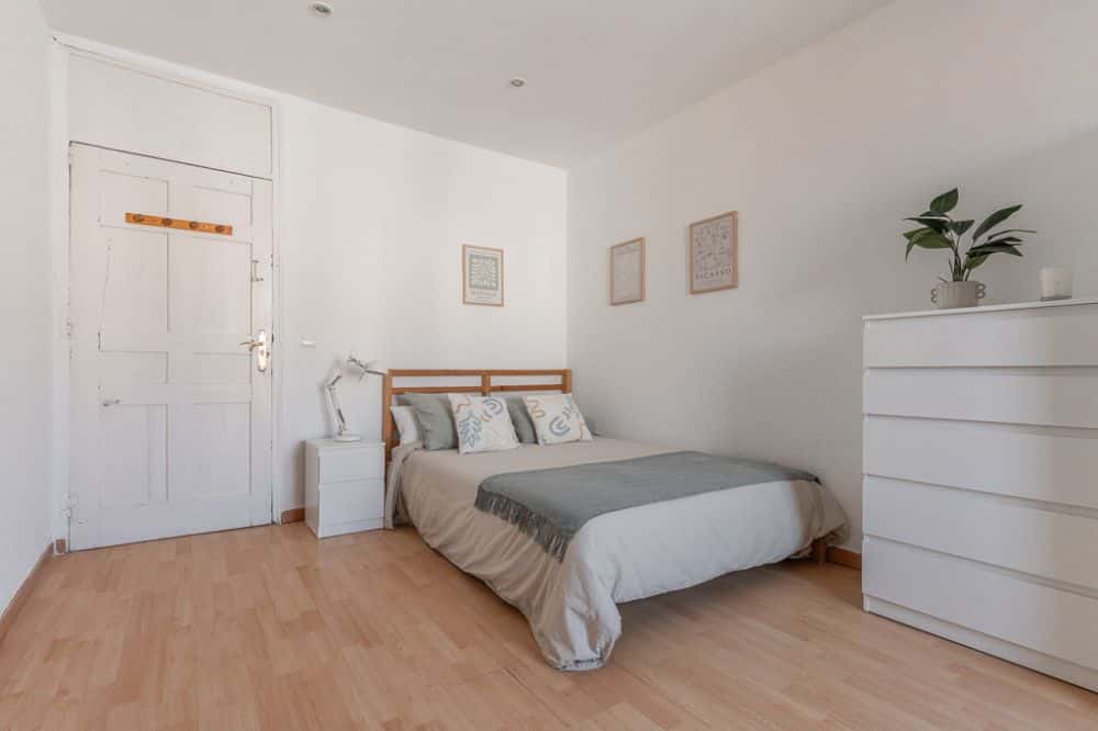 Gran habitación con balcón en La Latina