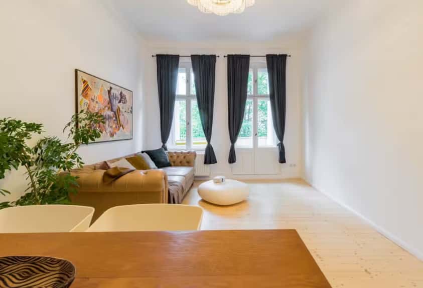 100 sqm! Charming 3 rooms+balcony Friedrichshain