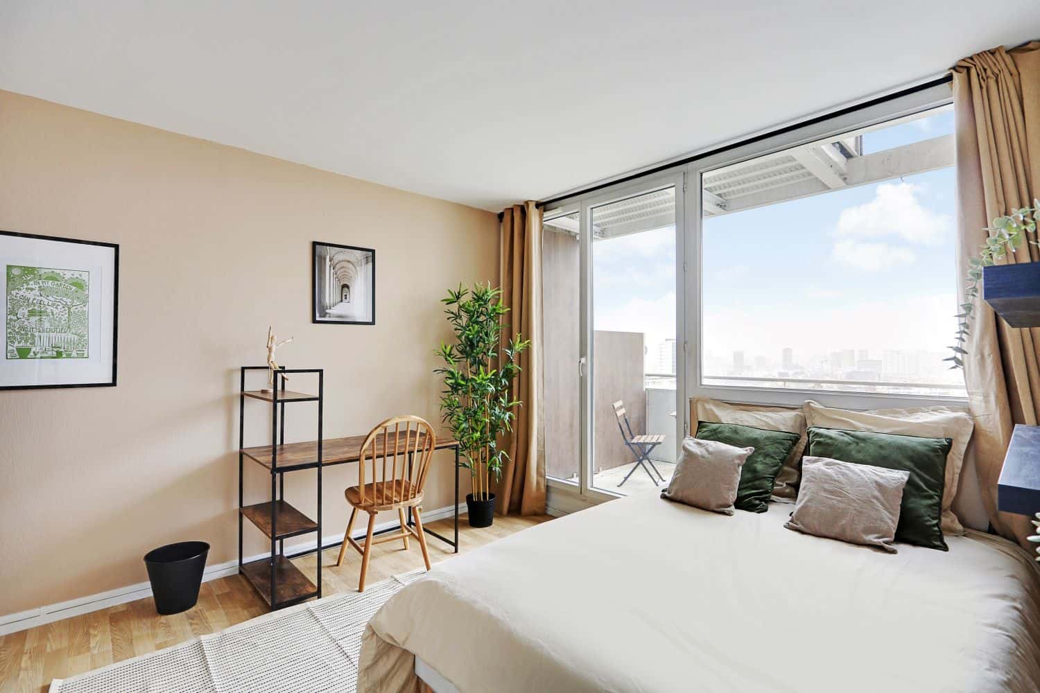 Move into this bright 13 m² coliving room near Paris