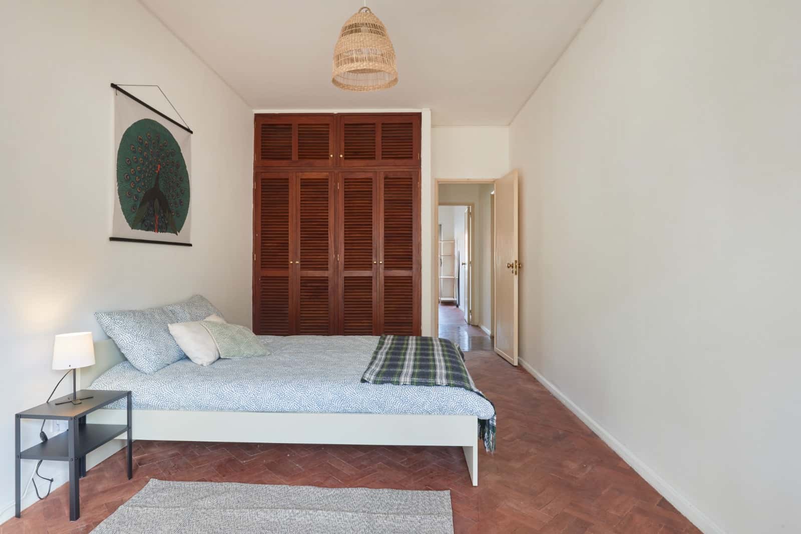 Bedroom with balcony in a 6-bedroom apartment in Rua Tristão Vaz, Lisbon - Room 3