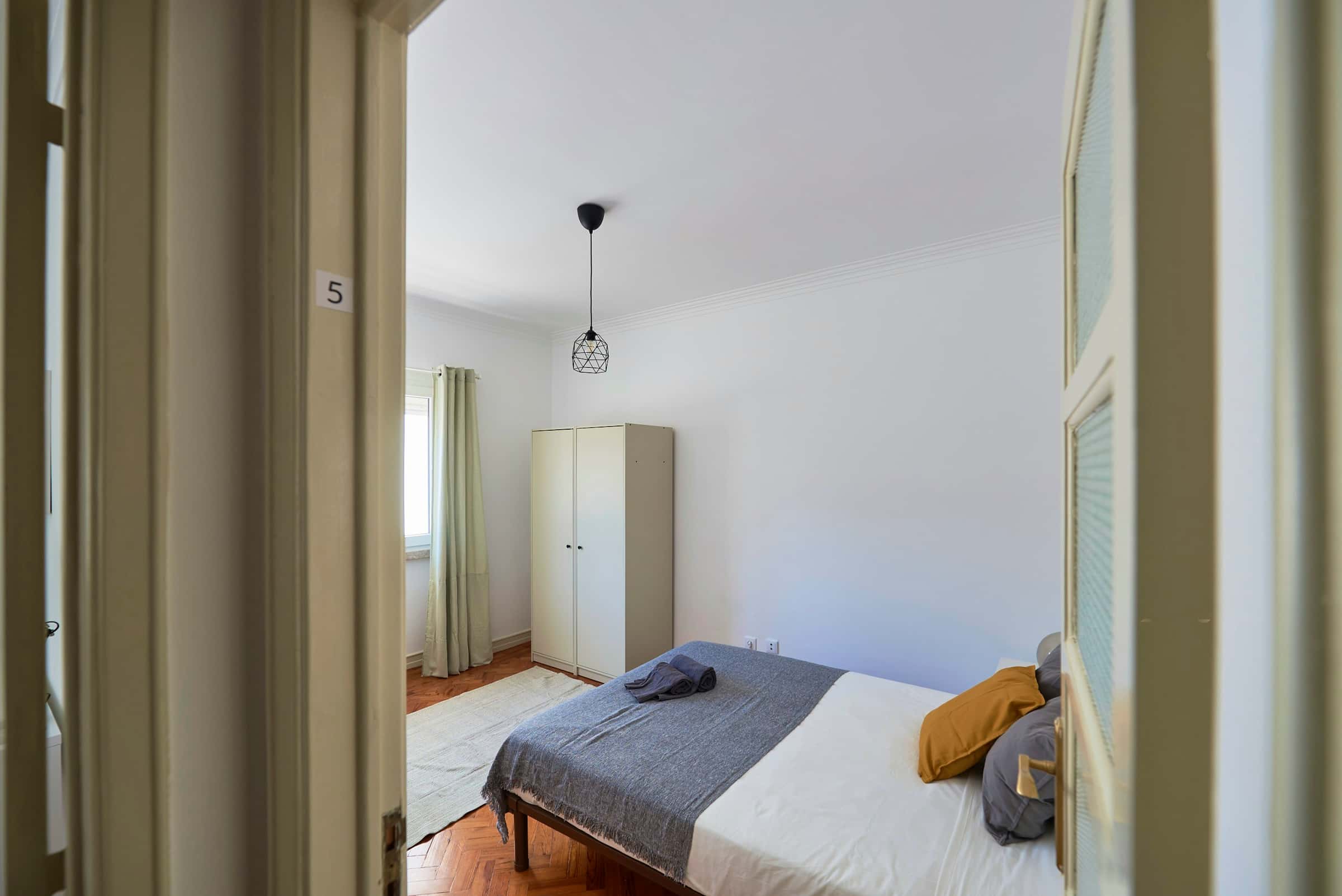 Bedroom in a 7-bedroom apartment in R. Pedro Nunes, Lisbon - Room 5