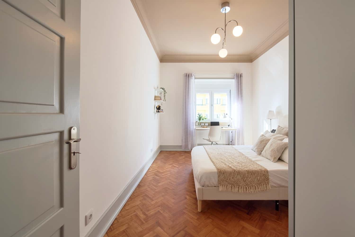 Room 4 - 60. Avenida Almirante Reis 192 3