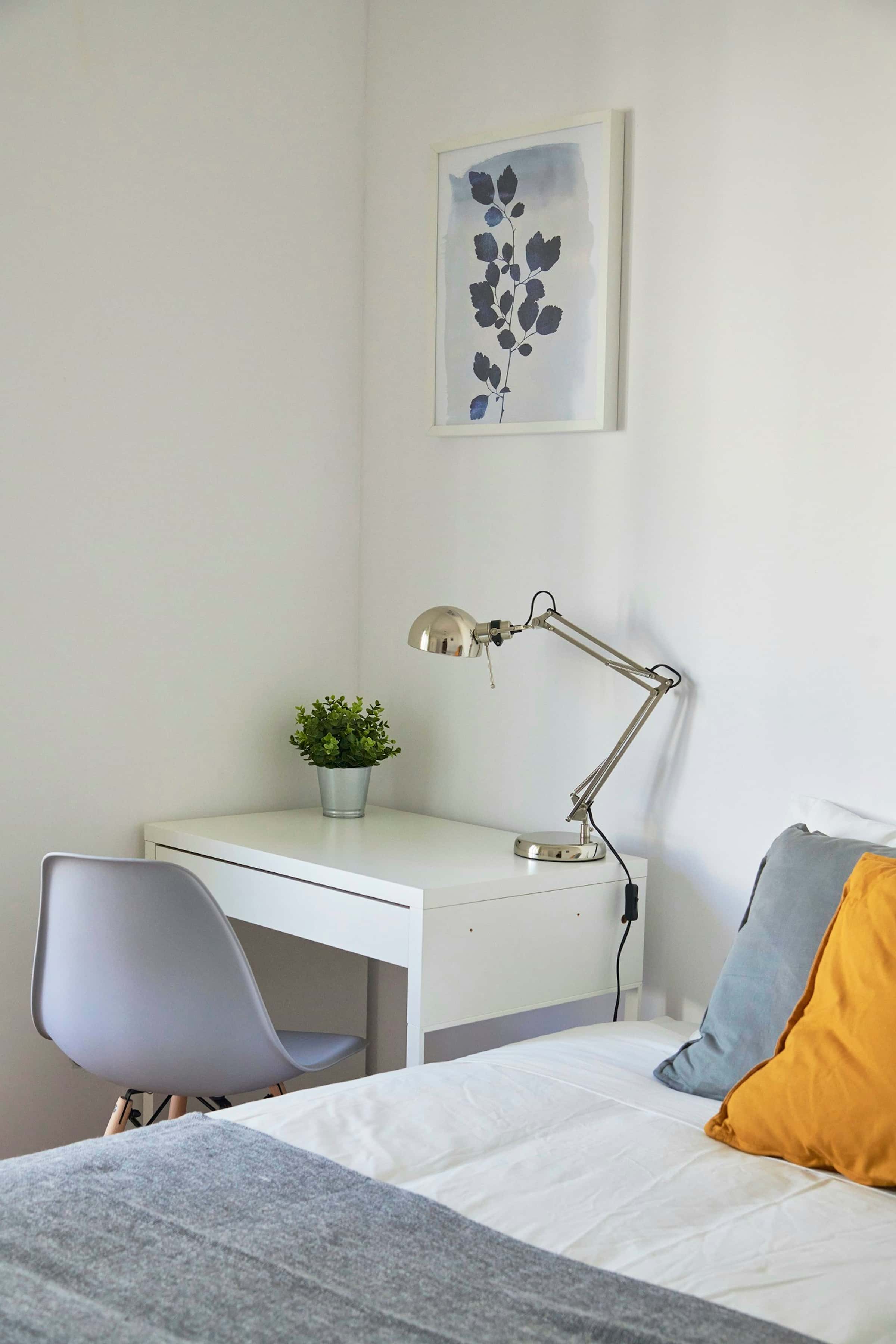 Bedroom in a 7-bedroom apartment in R. Pedro Nunes, Lisbon - Room 7