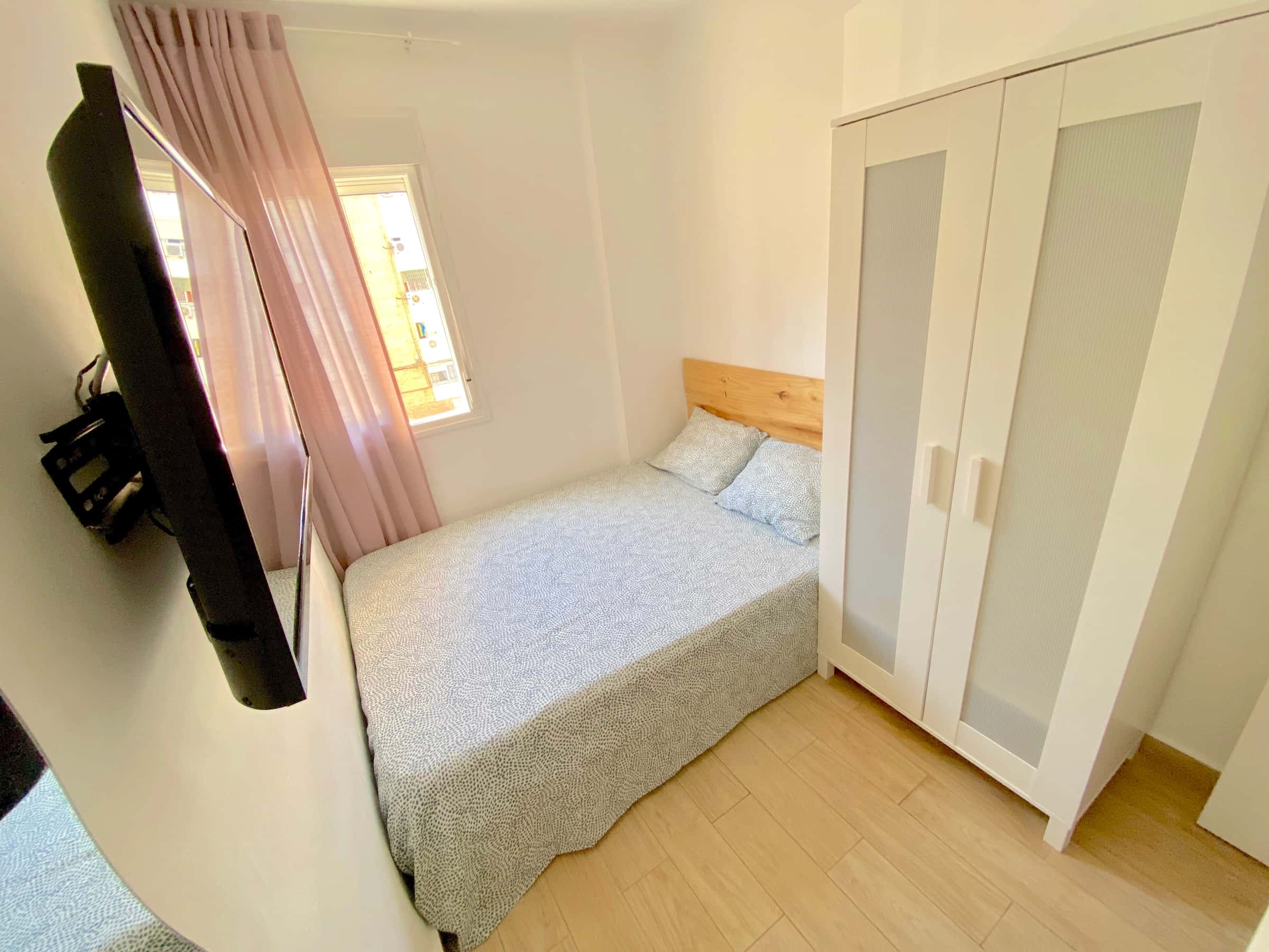 Sunny room near center with double bed, WIFI and TV for students