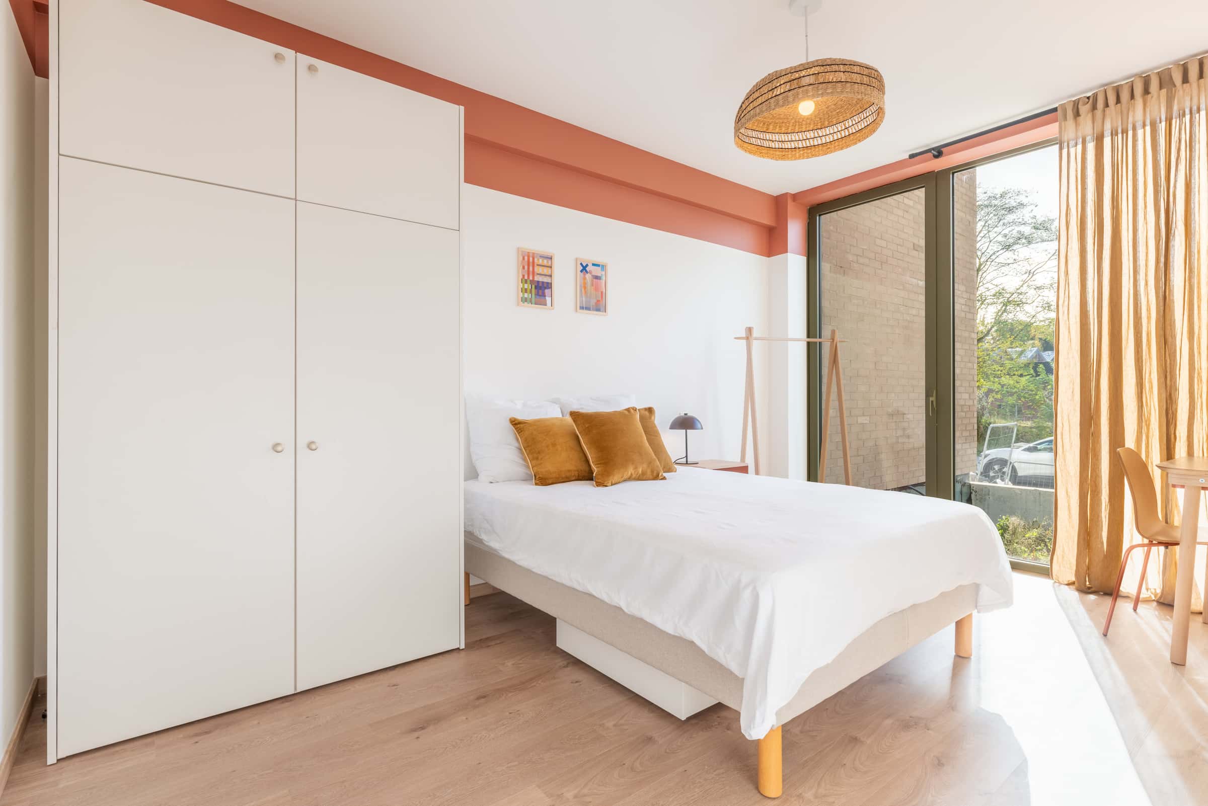 Bedroom with private bathroom  in a 5-bedroom apartment - Room 3 (Apartment 3M)