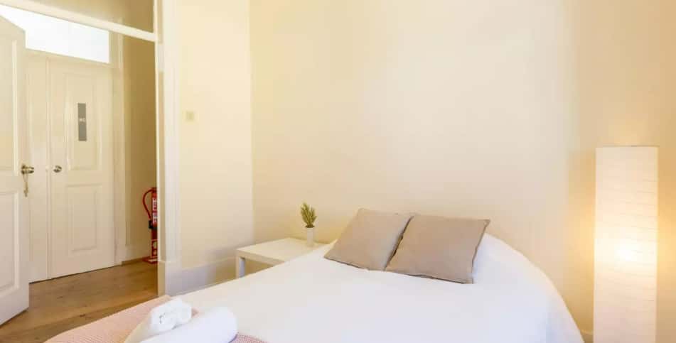 Bedroom for rent in 6-bedroom house in Parede - Room Fortune