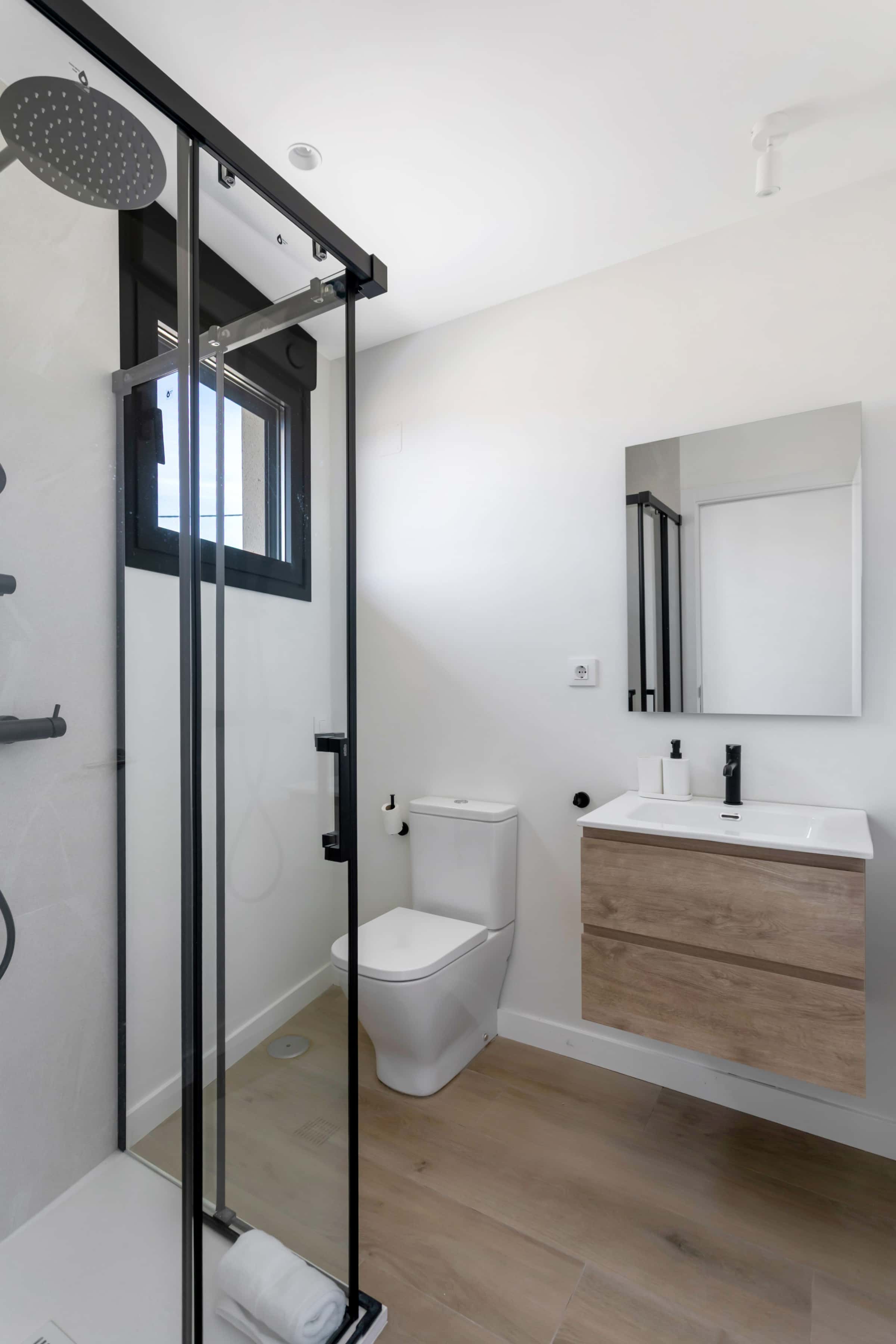 Double room with balcony  with private bathroom for individual use