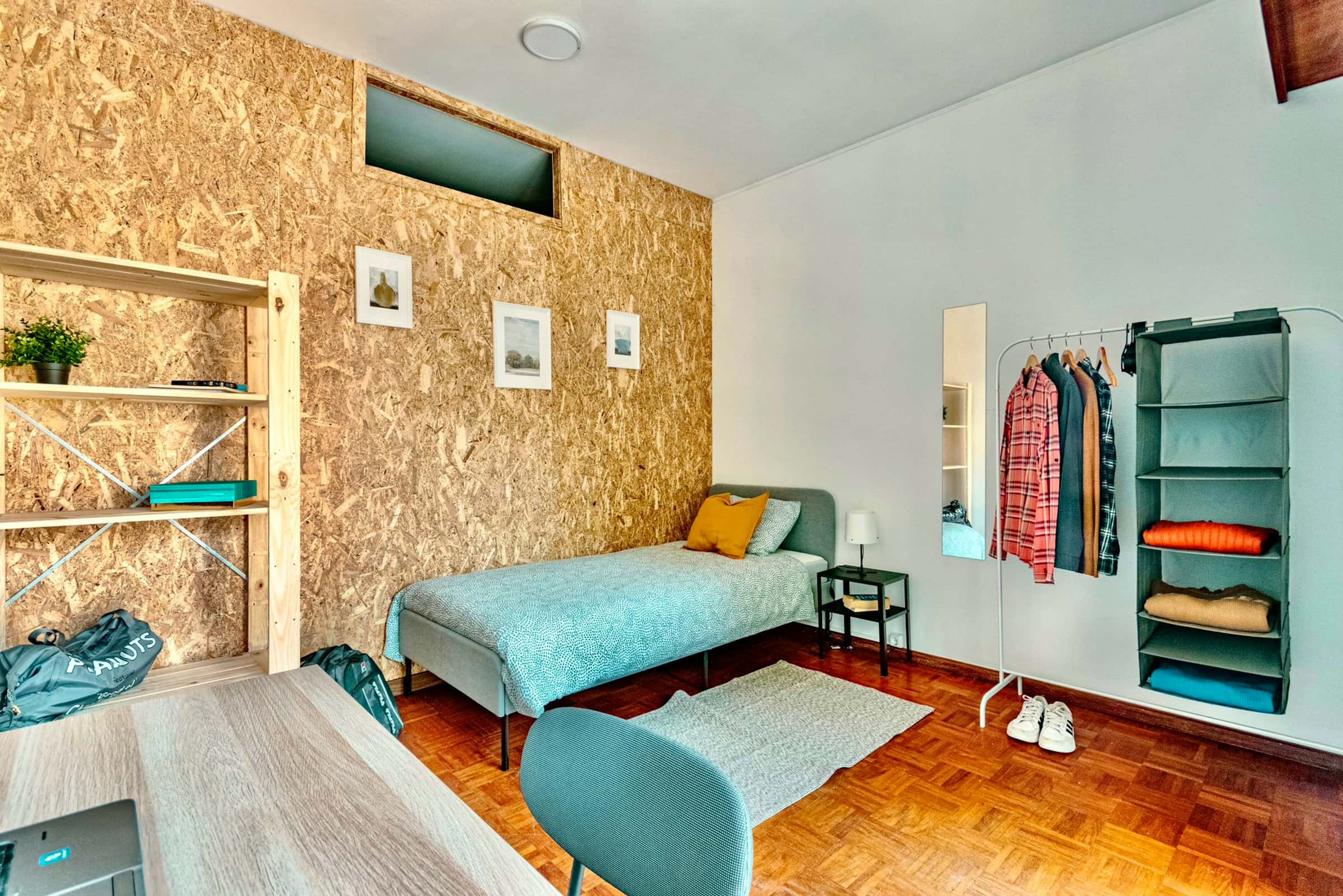 Room with balcony in a 5-bedroom apartment in Praça 9 de Abril, Porto - Room 1