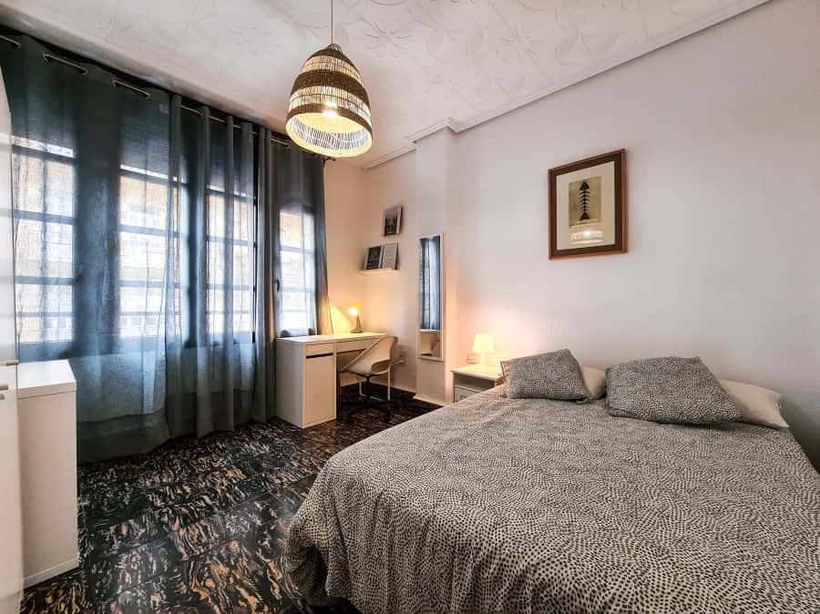 Habitación en piso de 5 habitaciones en Eixample