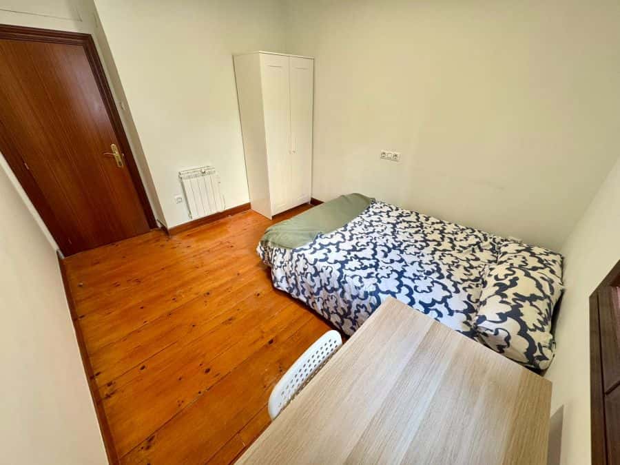 Habitación en piso de 3 habitaciones en Abando