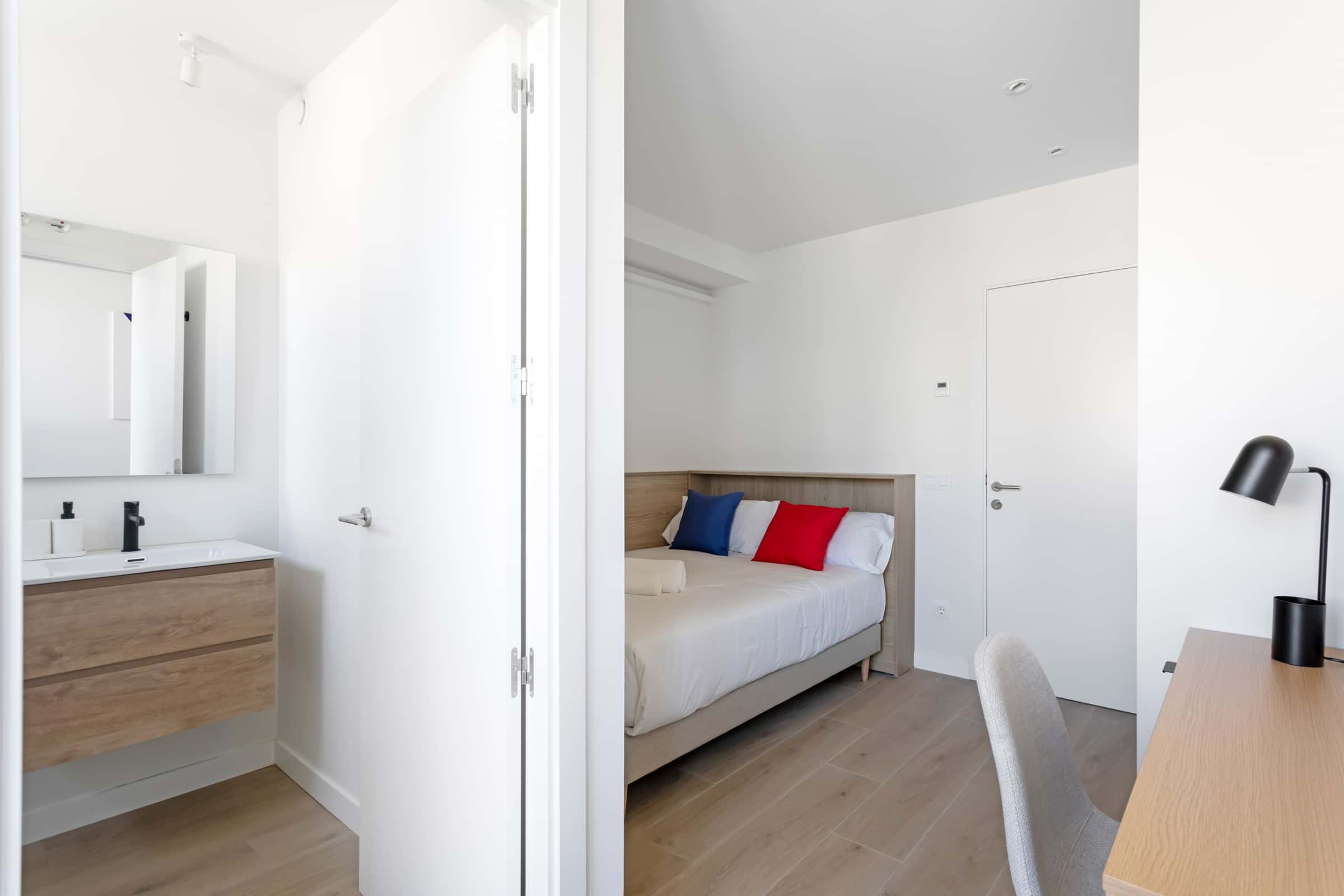 Double room with balcony  with private bathroom for individual use