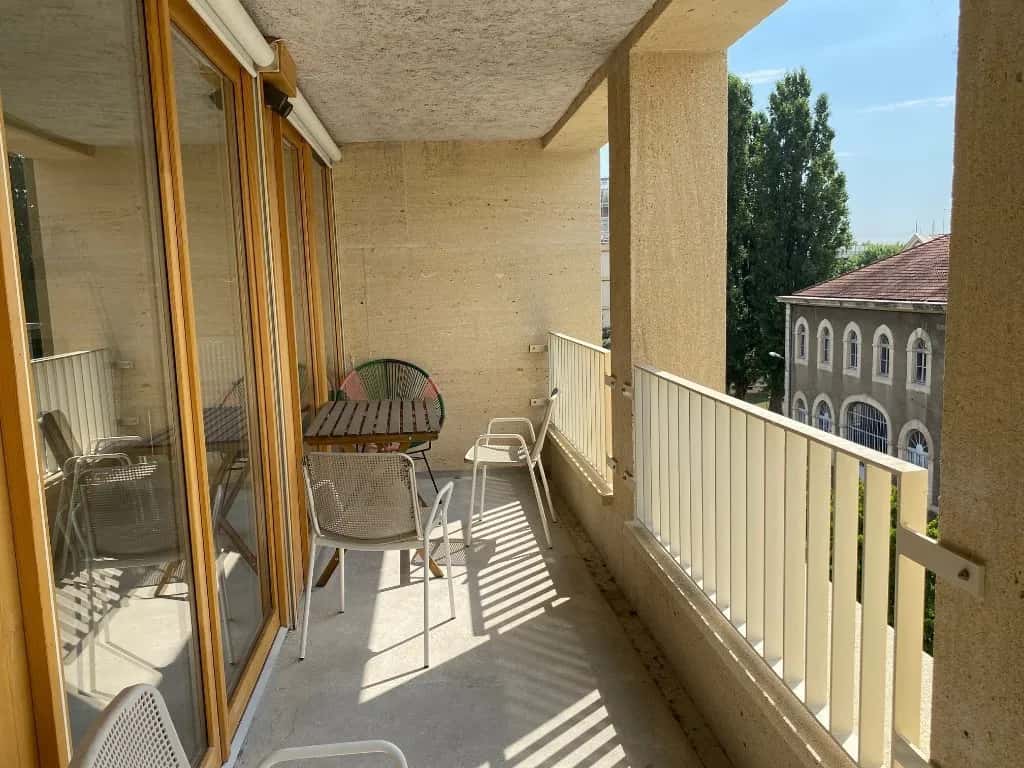 Room in Place Victor Basch, Lyon for 106 m² with 5 bedrooms