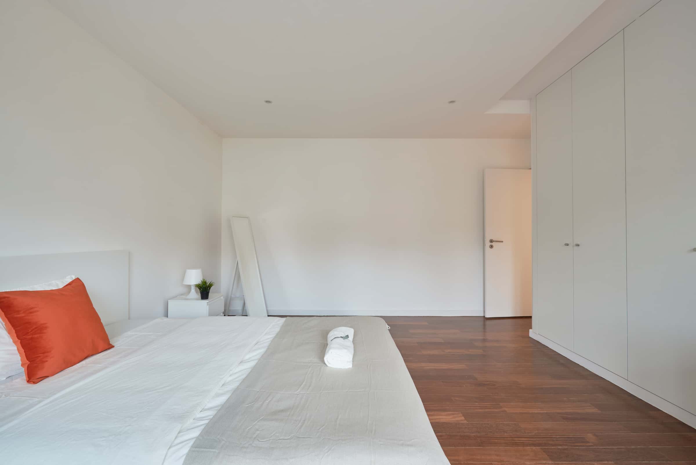 Bedroom with private balcony in a 7-Bedroom Apartment in Av. da República, Lisbon - Room 7