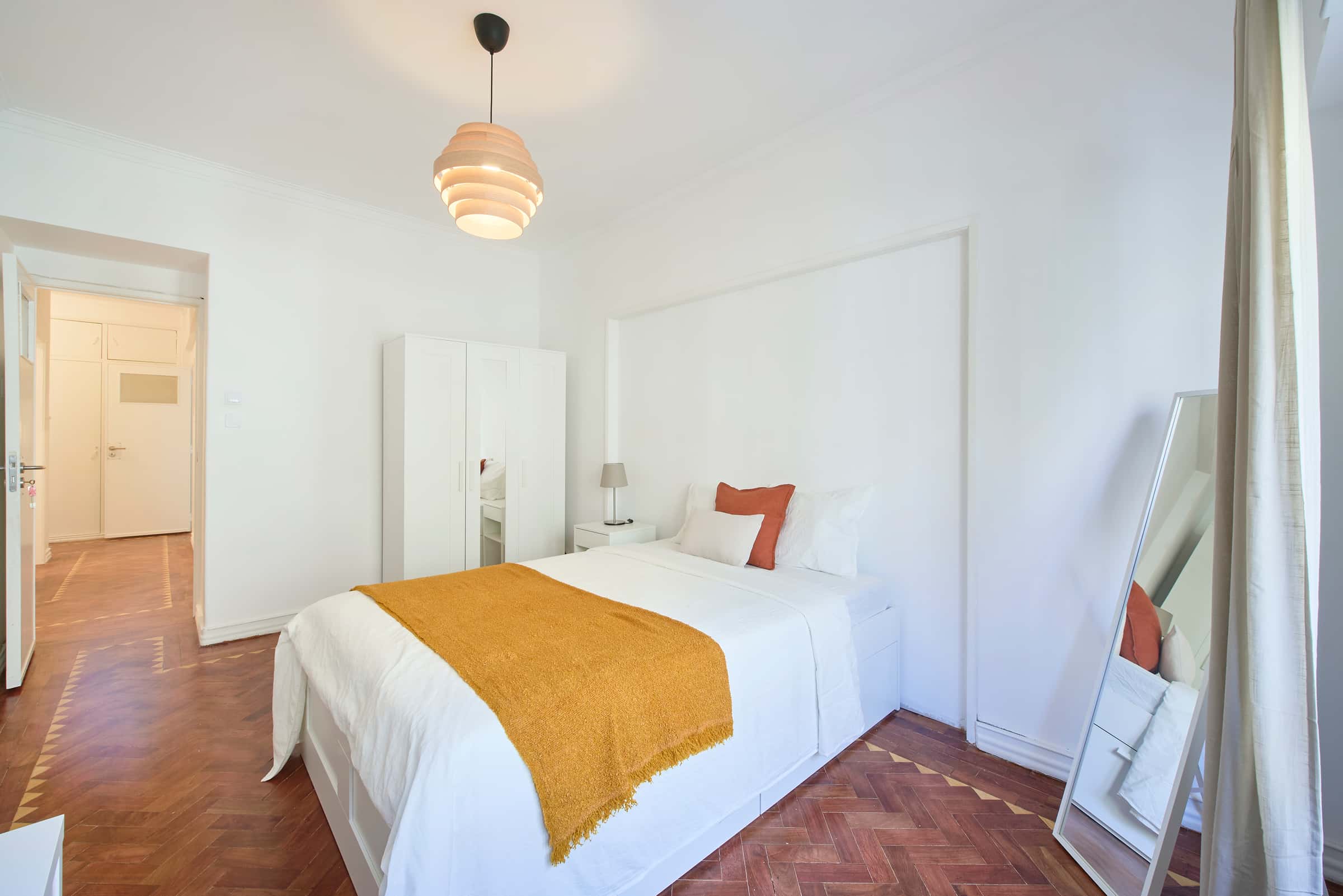 Bedroom with balcony in a 8-Bedroom Apartment in Av. Defensor de Chaves, Lisbon - Room 3