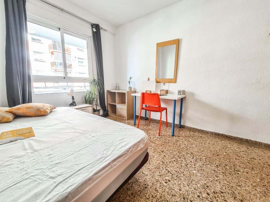Habitación en piso de 4 habitaciones en Camins Al Grau