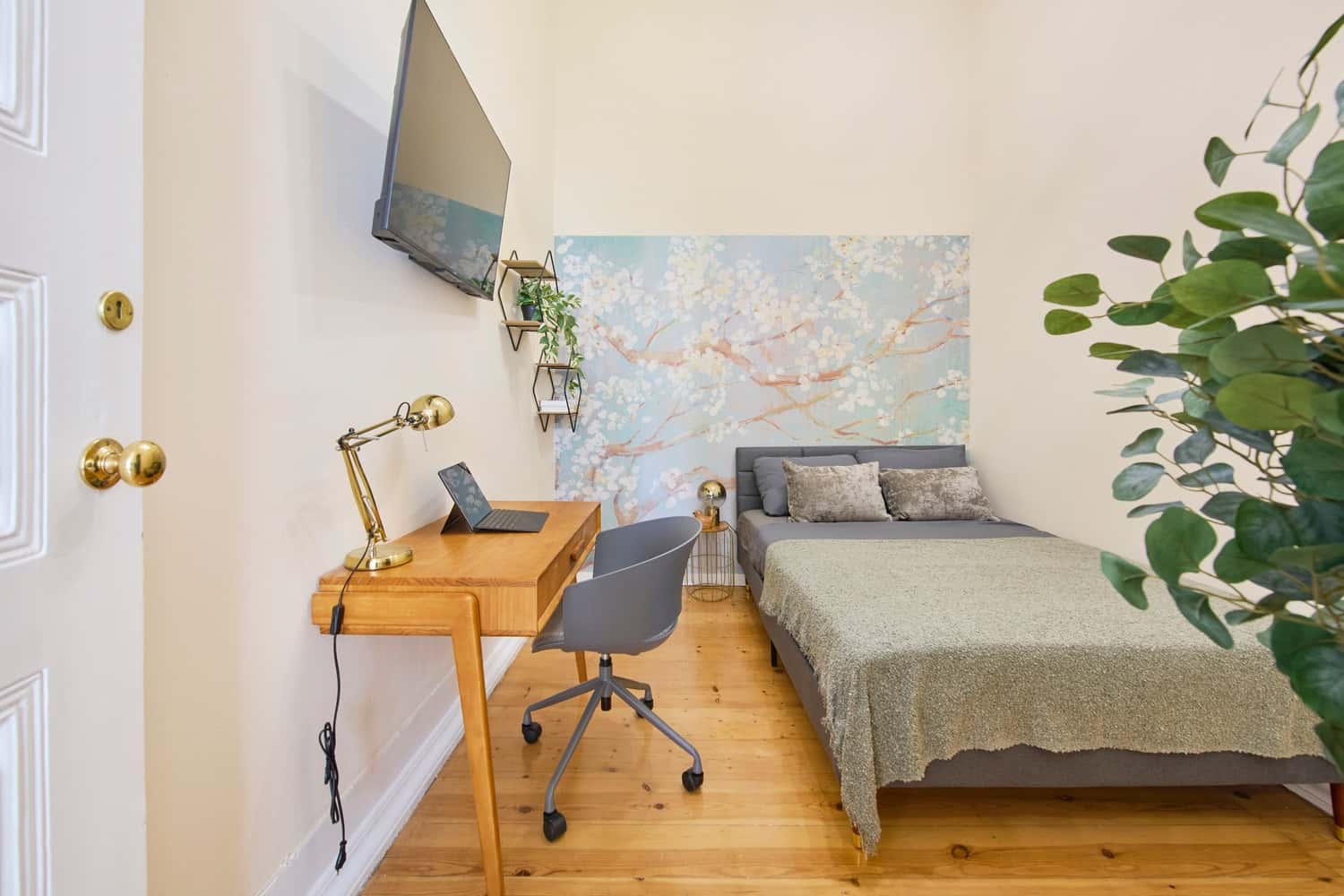 Room 8 - 91. Largo Vitorino Damasio 2 1D