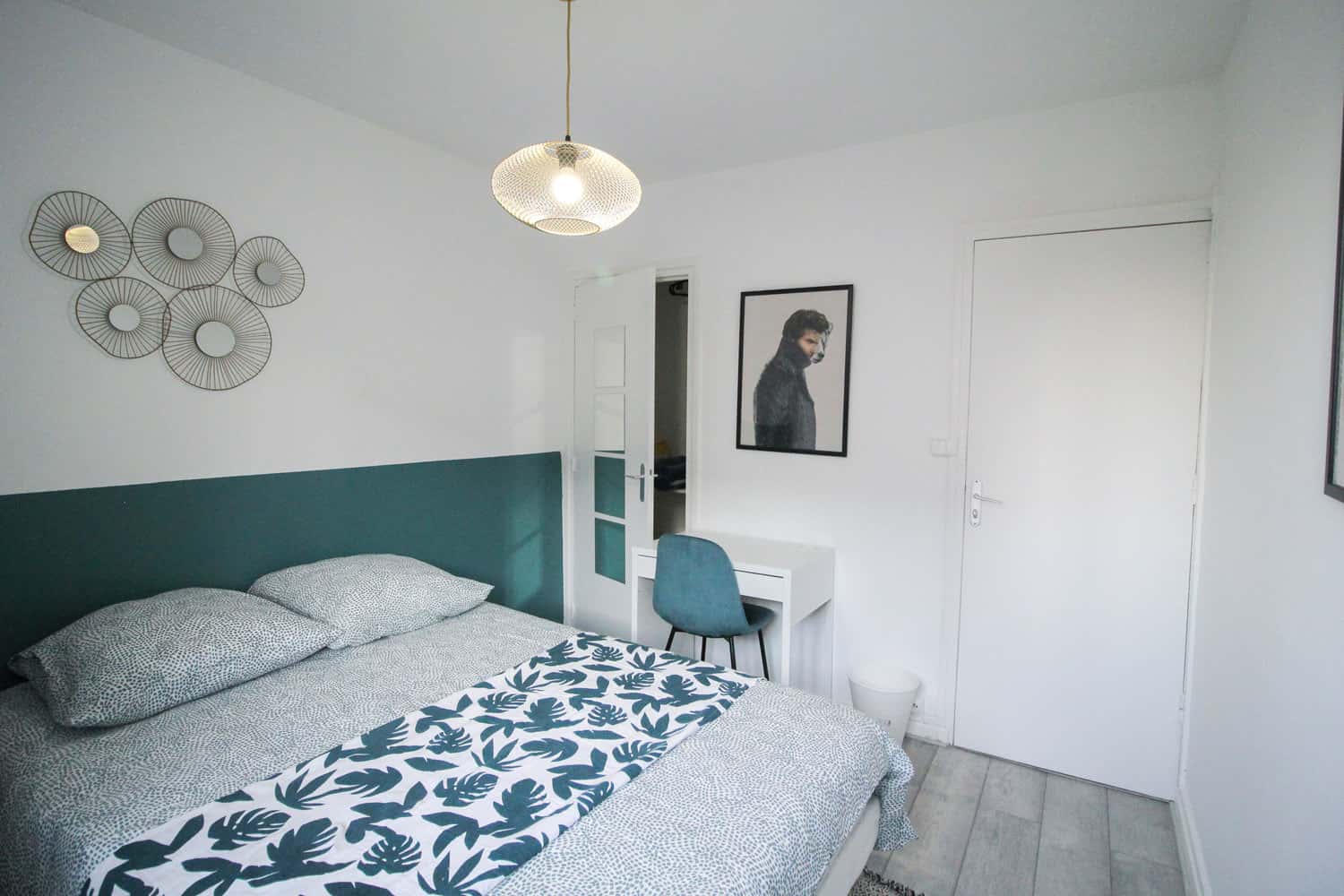 Pleasant room with dressing