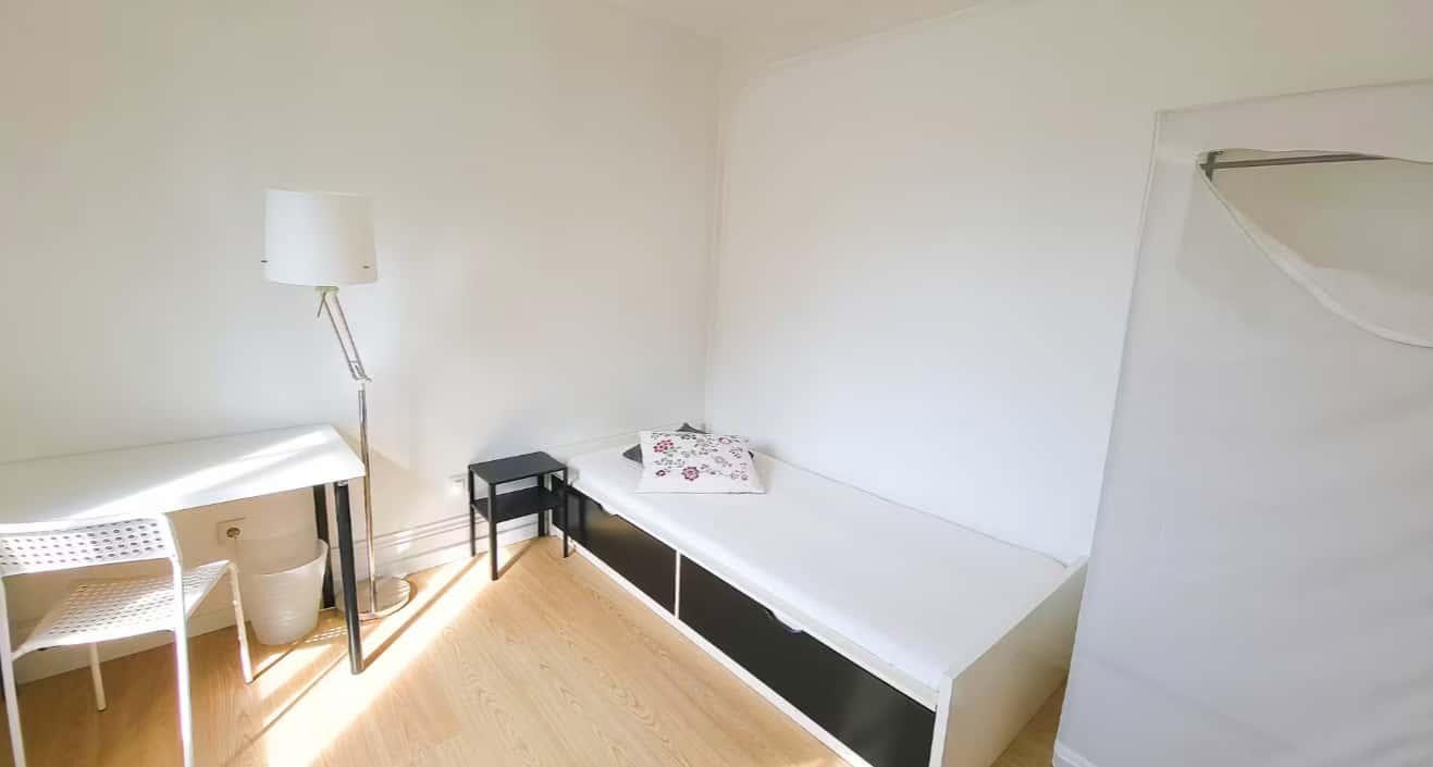 STANDARD ROOM WITH SHARED BATHROOM