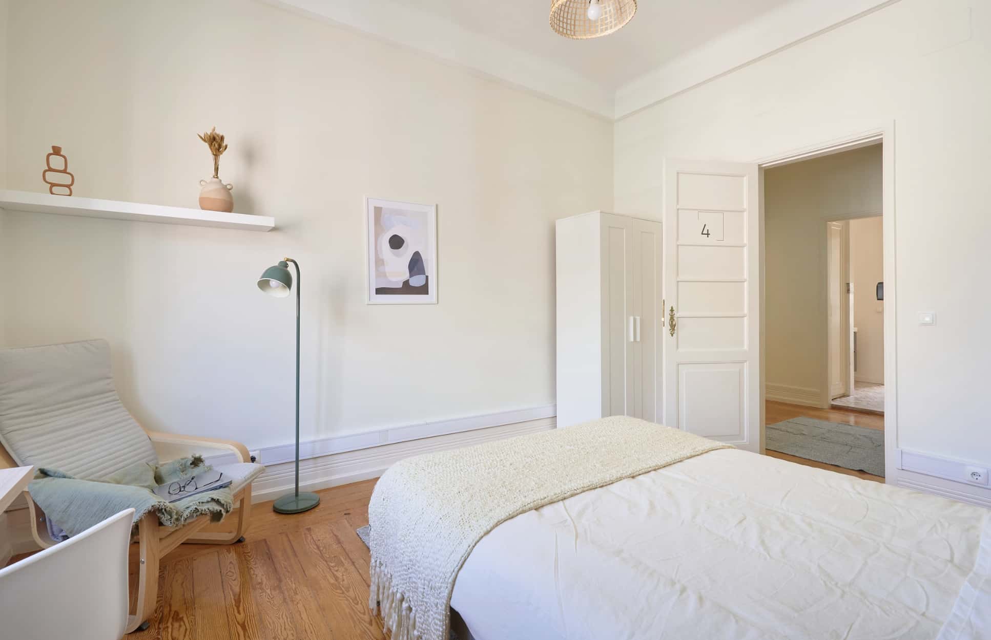 Bedroom in a 10-bedroom apartment in Lisbon (1min from metro station) - Room 4